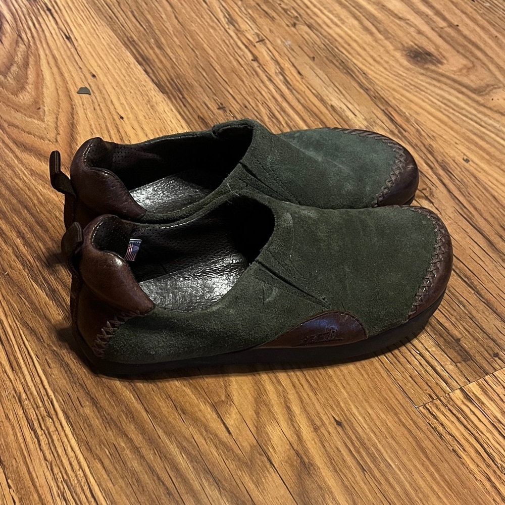 Earth women’s Forest Green and Chestnut Loafers W size 6